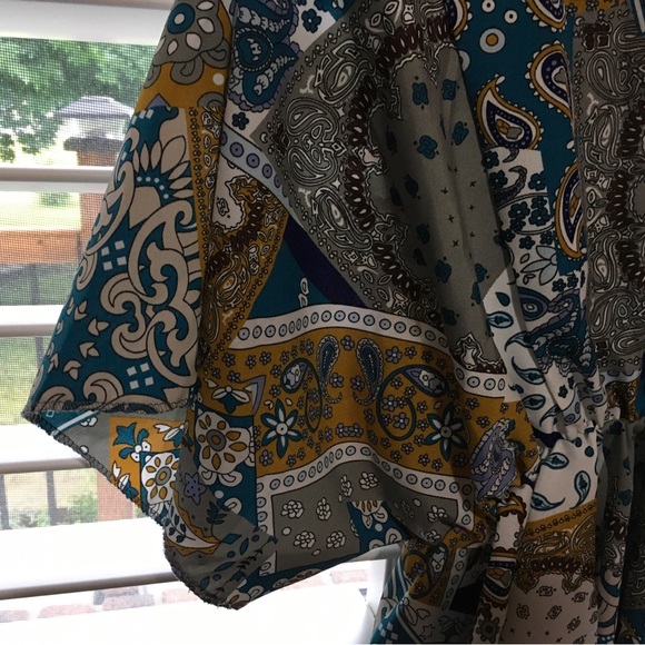 Cherie Bliss Flowing Asymmetrical Blouse. Geometric Print
Onesize fits most US14 - Picture 9 of 10